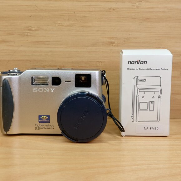 Sony Cybershot DSC-S70 3.3 MP Digital Camera, Carl Zeiss Vario-Sonnar Lens, Made - Picture 2 of 11